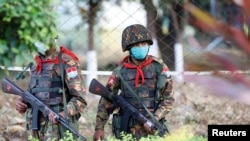 Soldados de Birmania caminan cerca del recinto del congreso en Naypyitaw, el 2 de febrero de 2021.