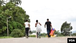 Algunos se dirigen a pueblos cercanos en busca de trabajo, otros viajan a las grandes ciudades de Colombia, como Bogotá (caminando 563 km o 350 millas) y Medellín (595 km o 370 millas). [Foto: Diego Huertas].