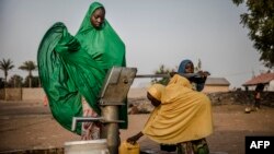 Les analystes préconisent un financement plus important pour soutenir les programmes en faveur des femmes.