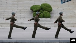 Tentara Korea Utara berbaris dalam kunjungan Menteri Pertahanan Australia Marise Payne dan Menteri Luar Negeri Julie Bishop ke desa perbatasan Panmunjom di Paju, Korea Selatan, 12 Oktober 2017. (Foto: dok).