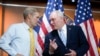 Los representantes Jim Jordan (izq) y Steve Scalise (der) conversan durante una conferencia de prensa en el Capitolio, en Washington, DC, el 8 de junio de 2022.