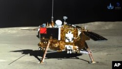 ARCHIVO - En imagen ofrecida por la Administración Nacional Espacial de China, el 12 de enero de 2019, vía la Agencia de Noticias Xinhua se muestra el módulo lunar de la sonda Chang'e-4 en una fotografía tomada por el módulo Yutu-2 el 11 de enero de 2019. 