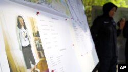 Polisi Malaysia terus berupaya melakukan pencarian remaja putri Inggris, Nora Anne Quoirin (foto pada poster) yang dilaporkan hilang di Seremban, Negeri Sembilan, Malaysia, 8 Agustus 2019. 