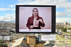 "Aquí estamos volviendo a empezar, ha sido difícil porque dejé a mi familia, pero estamos trabajando y nos estamos superando para regresar por ellos", dice la frase de la venezolana Damarys Herrera, al lado de su imagen expuesta en la muestra fotográfica 'Los rostros de la Migración'. [Foto: Cortesía Cruz Roja, seccional Bogotá y Cundinamarca]