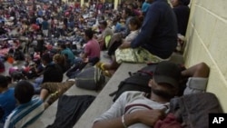 Migrantes hondureños descansan en un albergue improvisado en Chiquimula, Guatemala, el 16 de octubre de 2018. Son parte de la caravana de unos 2.000 migrantes que esperan entrar en EE.UU. mientras el presidente Donald Trump amenazó con cortar la ayuda a los países centroamericanos que no la frenen. 