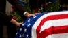 La familia Carter presenta sus respetos durante una ceremonia mientras el ataúd envuelto en la bandera del expresidente Jimmy Carter yace en el Capitolio, el 7 de enero de 2025, en Washington.