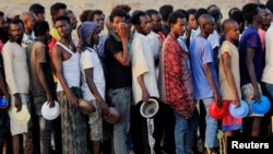 Pengungsi Ethiopia yang lari untuk menghindari bentrokan di Tigray, tampak antre untuk mendapatkan bantuan makanan di perbatasan Ethiopia dengan Sudan (19/11). 