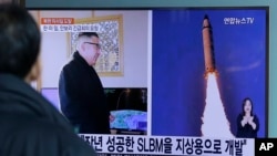 Seorang warga Seoul menonton berita televisi yang menunjukkan peluncuran misil Korea Utara, di stasiun kereta api Seoul, Korea Selatan (13/2). (AP/Ahn Young-joon)