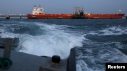 ARCHIVO - Un buque cisterna es cargado de petróleo en una terminal de PDVSA en abril de 2015.