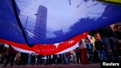 Para demonstran menunjukkan dukungan terhadap persetujuan perdamaian antara pemerintah Kolombia dan kelompok pemberontak FARC di Bogota, Kolombia (15/11). (Reuters/John Vizcaino)