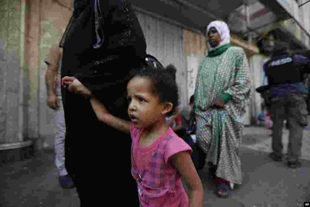 A Palestinian family flees from their home in Gaza City, July 22, 2014. 