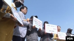 중국에서 체포된 것으로 알려진 탈북 소녀 최 양 부모와 북한 인권 단체 관계자들이 지난 1일 한국 청와대 앞에서 딸의 강제 북송을 막아달라는 시위를 하고 있다.
