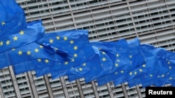 Las banderas de la Unión Europea ondean fuera de la sede de la Comisión Europea en Bruselas, el 5 de junio de 2020.
