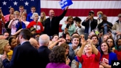 លោក​ស្រី Clinton ថត​រូប​សែល​ហ្វី​ជាមួយ​អ្នក​គាំទ្រ​ ក្រោយ​ពេល​ថ្លែង​នៅ​មុន​ពេល​បោះ​ឆ្នោត​បឋម​ នៅ​សាកលវិទ្យាល័យ​ Transylvania រដ្ឋ Kentucky កាល​ពី​ថ្ងៃទី១៦ ខែ​ឧសភា ឆ្នាំ២០១៦។
