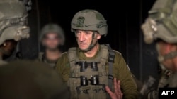 This handout picture released by the Israeli army on August 14, 2024 reportedly shows the Israeli ប្រធានកងទ័ពអ៊ីស្រាអែលលោក Herzi Halevi អំឡុងពេលពិភាក្សាមួយនៅតំបន់ Rafah ភាគខាងត្បូងតំបន់ហ្កាហ្សាកាលពីថ្ងៃទី១៤ សីហា ឆ្នាំ២០២៤។