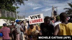 Un homme tient une pancarte indiquant "Vive l'armée" pendant un rassemblement à Bamako, le 8 septembre 2020, suite à un appel du MP4 pour soutenir l'armée dans la phase de transition du Mali après le renversement du président par les militaires. (Photo Michelle Cattani/ AFP)