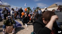 İsrailin Təl-Əviv şəhərində "Girovlar Meydanı" adlanan yerdə bir ana və iki uşağı da daxil olmaqla dörd israilli girovun cəsədlərinin HƏMAS tərəfindən Qəzzada Qırmızı Xaç təşkilatına təhvil verilərkən. 20 fevral 2025-ci il.