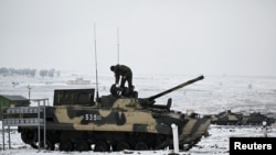 Un miembro del ejército ruso se para en un vehículo de combate de infantería BMP-3 durante los simulacros realizados por las fuerzas armadas del Distrito Militar del Sur en Kadamovsky, región de Rostov, Rusia, el 27 de enero de 2022. 