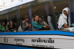 រូបឯកសារ៖ ពលករចំណាកស្រុកខ្មែរដែលធ្វើការនៅប្រទេសថៃ បានធ្វើដំណើរតាមរថយន្តក្រុងមកដល់ចំណតរថយន្តនៅច្រកព្រំដែនប៉ោយប៉ែតជាប់ប្រទេសថៃ កាលពីថ្ងៃទី១៧ ខែមិថុនា ឆ្នាំ២០១៤។