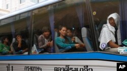 រូបឯកសារ៖ ពលករចំណាកស្រុកកម្ពុជា ដែលធ្វើការនៅប្រទេសថៃ កំពុងធ្វើដំណើរតាមរថយន្តឆ្លងចូលទីក្រុងប៉ោយប៉ែត ខេត្តបន្ទាយមានជ័យ កាលពីថ្ងៃទី១៧ ខែមិថុនា ឆ្នាំ២០១៤។