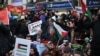 Ribuan demonstran di London melakukan unjuk rasa 'London Rally For Palestine' di pusat kota London untuk menyerukan gencatan senjata dalam konflik Israel-Hamas (4/11). 