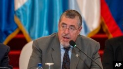 ARCHIVO - El presidente guatemalteco, Bernardo Arévalo, se dirige a una reunión regional sobre migración irregular en el Palacio Nacional en la Ciudad de Guatemala, el 7 de mayo de 2024.