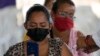 Una mujer graba con su celular mientras es vacunada con una dosis de la vacuna Sinovac COVID-19 en Guayaquil, Ecuador, jueves 22 de julio de 2021