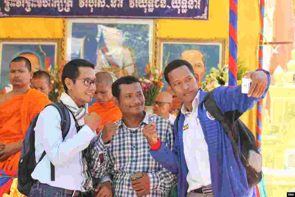 ក្រុមយុវជនថតរូបនៅវត្តចាស់នៃរាជធានីភ្នំពេញ នៅថ្ងៃទី០៤មិថុនា ឆ្នាំ២០១៦ នៅក្នុងការប្រារព្ធខួប៦៧ឆ្នាំ ថ្ងៃអាណានិគមបារាំងកាត់ផ្ទេរទឹកដីខ្មែរដែលបប្ចុប្បន្នហៅថាកម្ពុជាក្រោម ឲ្យប្រទេសវៀតណាមនៅឆ្នាំ១៩៤៩។(ឡេង ឡែន/VOA)