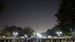 2024年5月1日晚，美國加州大學洛杉磯分校(UCLA)的示威活動仍在繼續，警方在附近戒備。 （路透社）
