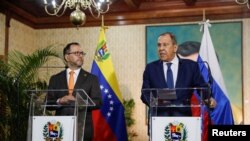 El ministro de Relaciones Exterior de Venezuela, Yvan Gil, junto a su par ruso, Serguei Lavrov, durante una conferencia de prensa en Caracas. 