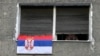 Čovek na prozoru stana tokom trajanja 60 sati dugog policijskog časa u Beogradu, 10 aprila 2020. (AP Photo/Darko Vojinović)