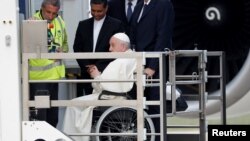 El papa Francisco aborda el avión que lo lleva a Barhéin en el aeropuerto Fiumicino de Roma el 3 de noviembre de 2022.