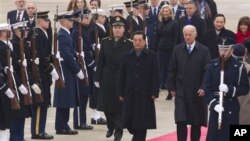 中国国家主席胡锦涛抵达华盛顿，美国副总统拜登到机场迎接
