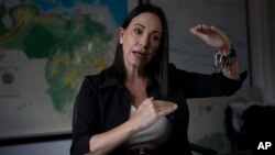 La candidata presidencial de Vente Venezuela a la primaria de octubre, María Corina Machado, da una entrevista a la agencia AP en Caracas, el 26 de junio de 2023.