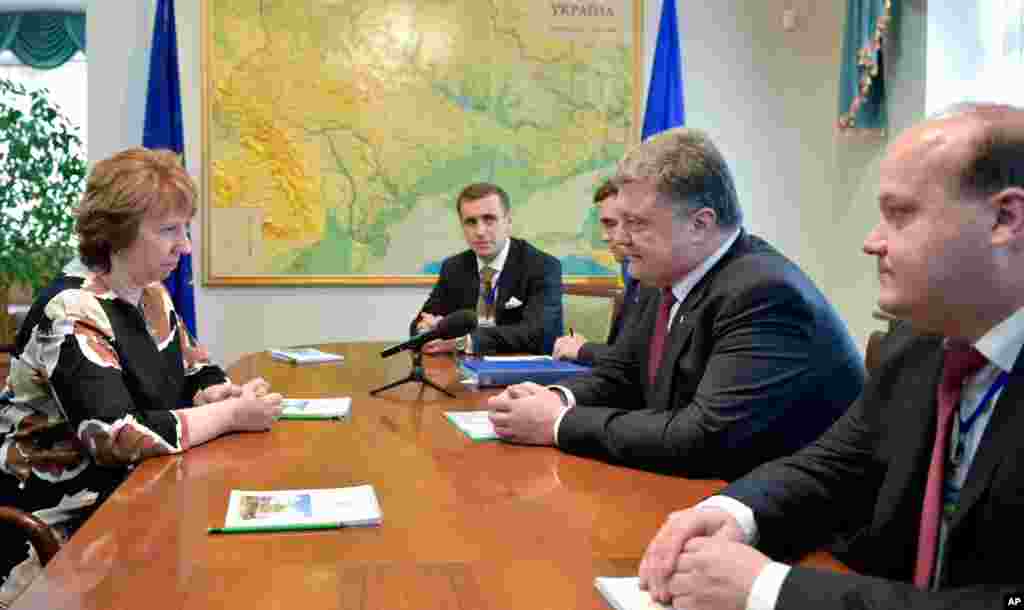 EU foreign policy chief Catherine Ashton, left, talks to Ukraine's President Petro Poroshenko, second right, in Minsk, Belarus, Aug. 26, 2014.