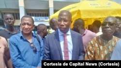 Domingos Simões Pereira (cen), no Aeroporto Internacional Osvaldo Vieira, com os advogados Carlos Pinto Pereira (esq) e Luís Manuel Cabral (esq), Bissau, Guiné-Bissau, 2 Setembro 2022