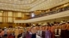 ပြည်သူ့လွှတ်တော်ဥက္ကဌ ဦးဝင်းမြင့် ဝင်ရောက်လာ ချိန်မှာ ပြည်သူ့လွှတ်တော် ကိုယ်စားလှယ်များ မတ်တပ်ရပ် အရိုအသေပေးနေကြစဉ် (ဇူလိုင်လ ၂၅၊ ၂၀၁၆)