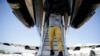 Un migrante hondureño retornado desde México desciende la escalerilla del avión que lo llevó de vuelta a su país.