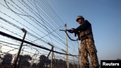 Seorang prajurit India berpatroli di pagar perbatasan dengan Pakistan (foto: dok).
