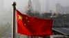 一面中国国旗在上海上空飘扬。（2021年1月7日）