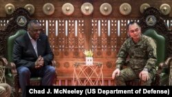 El secretario de Defensa de los Estados Unidos, Lloyd J. Austin III, se reúne con el jefe de Defensa de Filipinas, general Andrés Centino, en Camp Navarro, Zamboanga, Filipinas, el 1 de febrero de 2023.