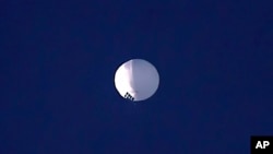 Un globo a gran altura flota sobre Billings, Montana, EEUU, el 1 de febrero de 2023.