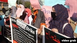 د افغانستان په خصوصي پوهنتونونو کې له تعلیم څخه منع شویو پاکستاني محصلینو نجونو په اسلام اباد کې لاریون وکړ او له ملګرو ملتونو او د پاکستان له حکومت څخه یې مرسته وغوښته.