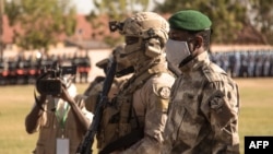 Depuis 2022, les militaires au pouvoir ont rompu l'alliance ancienne avec la France et ses partenaires européens, pour se tourner militairement et politiquement vers la Russie.
