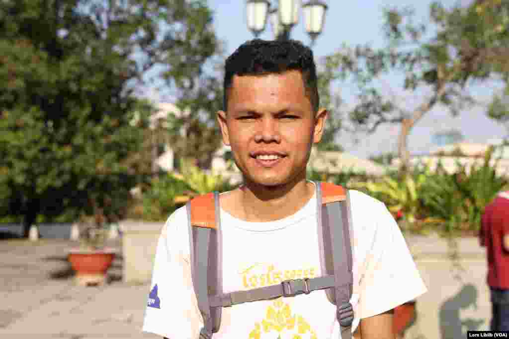 សកម្មជនបរិស្ថាន លោក ថុន រដ្ឋា ផ្តល់បទសម្ភាសន៍ដល់វីអូអេ នៅក្បែររូបសំណាកយាយពេញ ក្បែរវត្តភ្នំ ក្នុងរាជធានីភ្នំពេញ នៅថ្ងៃទី១ ខែកុម្ភៈ ឆ្នាំ២០២៣។ (លាស់ លីបលីប/វីអូអេ)
