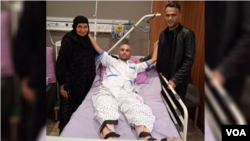 میثم پیرفلک در بیمارستان در کنار خانواده‌اش