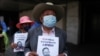 Los manifestantes sostienen hojas con una foto de la Fiscal General de Guatemala, María Consuelo Porras, durante una protesta contra su reelección frente a la Corte Suprema de Justicia en la Ciudad de Guatemala, Guatemala, el 6 de abril de 2022.