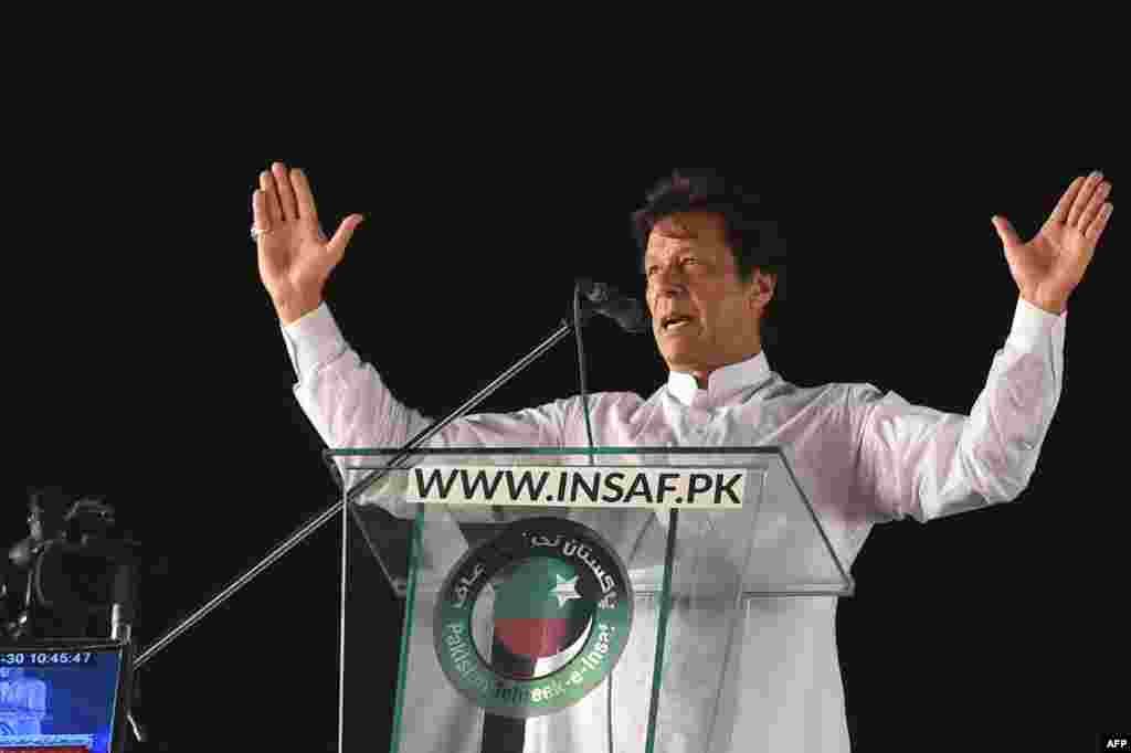اپنی وزارتِ عظمی کے آغاز ہی میں عمران خان کے لیے ملک کے معاشی مسائل سب سے بڑا چیلنج ثابت ہوئے۔ عمران خان کی حکومت کی معاشی پالیسیوں میں یکسوئی نہ ہونے کی بنا پر تنقید کا نشانہ بنایا گیا۔ عمران خان نے دو سال کے عرصے میں چار وزرائے خزانہ تبدیل کیے۔
