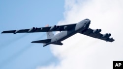 Pesawat pembom strategis milik Angkatan Udara AS, B-52 salam latihan terbang militer di sekitar 60 kilometer utara Vilnius, Lithuania, 16 Juni 2016. (Foto: dok).