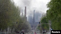 Украинскиот министер за надворешни работи, Дмитро Кулеба, изјави дека само цивилите досега можеле да ја напуштат централата и дека владата во Киев продолжува да преговара за евакуација на војниците внатре